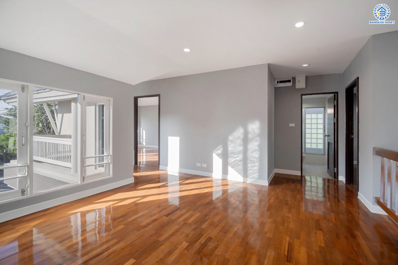 บ้านมือสองตกแต่งใหม่ โครงการ โนเบิล วานา วัชรพล ดีไซน์สุดโดดเด่น เนื้อที่ 68.5 ตร.ว. ฟังก์ชันจัดเต็ม 3 ห้องนอน 4 ห้องน้ำ 1 ห้องแม่บ้าน จอดรถได้ 2 คัน บนทำเลเดินทางสะดวก ใกล้เซ็นทรัลรามอินทรา, จุดขึ้นทางด่วน "สุขาภิบาล5-1" และรถไฟฟ้าสายสีชมพู "สถานีวัชรพล"